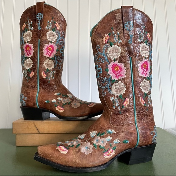 Macie Bean Shoes Macie Bean Rose Garden Sniptoe Floral Embroidered